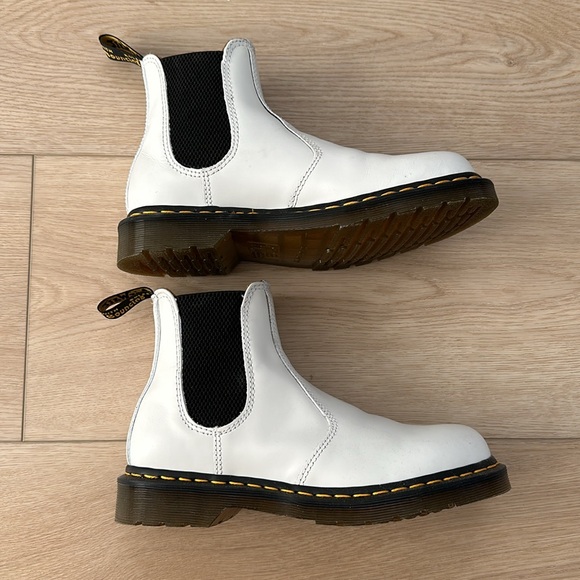 Dr. Martens 2976 Smooth Leather Chelsea Boots - Picture 2 of 11